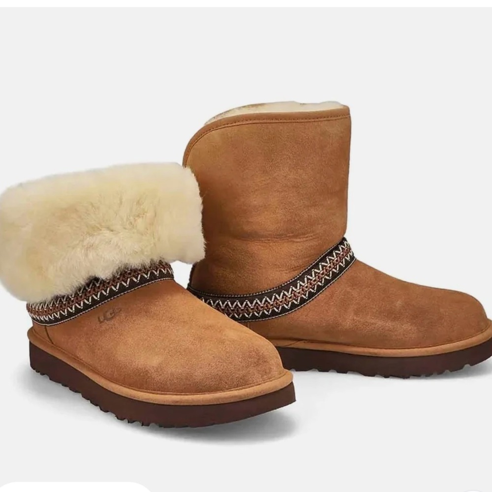 NIB UGG Classic Short Crescent
